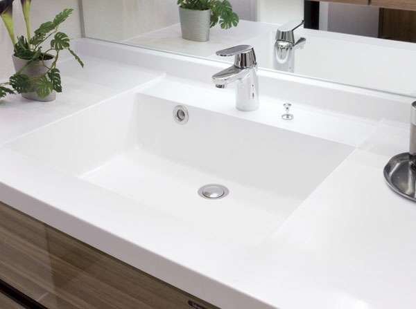 Bathing-wash room.  [Bowl-integrated counter] Also care in stylish easy to bowl an integrated counter. The material is beautiful artificial marble, It is also excellent in durability. Mixing faucet adopts Ltd., "Grohe" / Same specifications