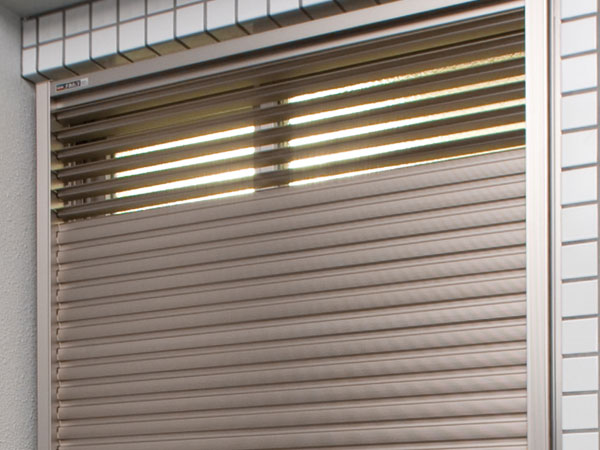 Security.  [Movable louver surface lattice] While ensuring privacy in the windows facing the shared hallway, Daylighting ・ Gouty also ensure, Employing a movable louver surface grating with enhanced security properties / Same specifications