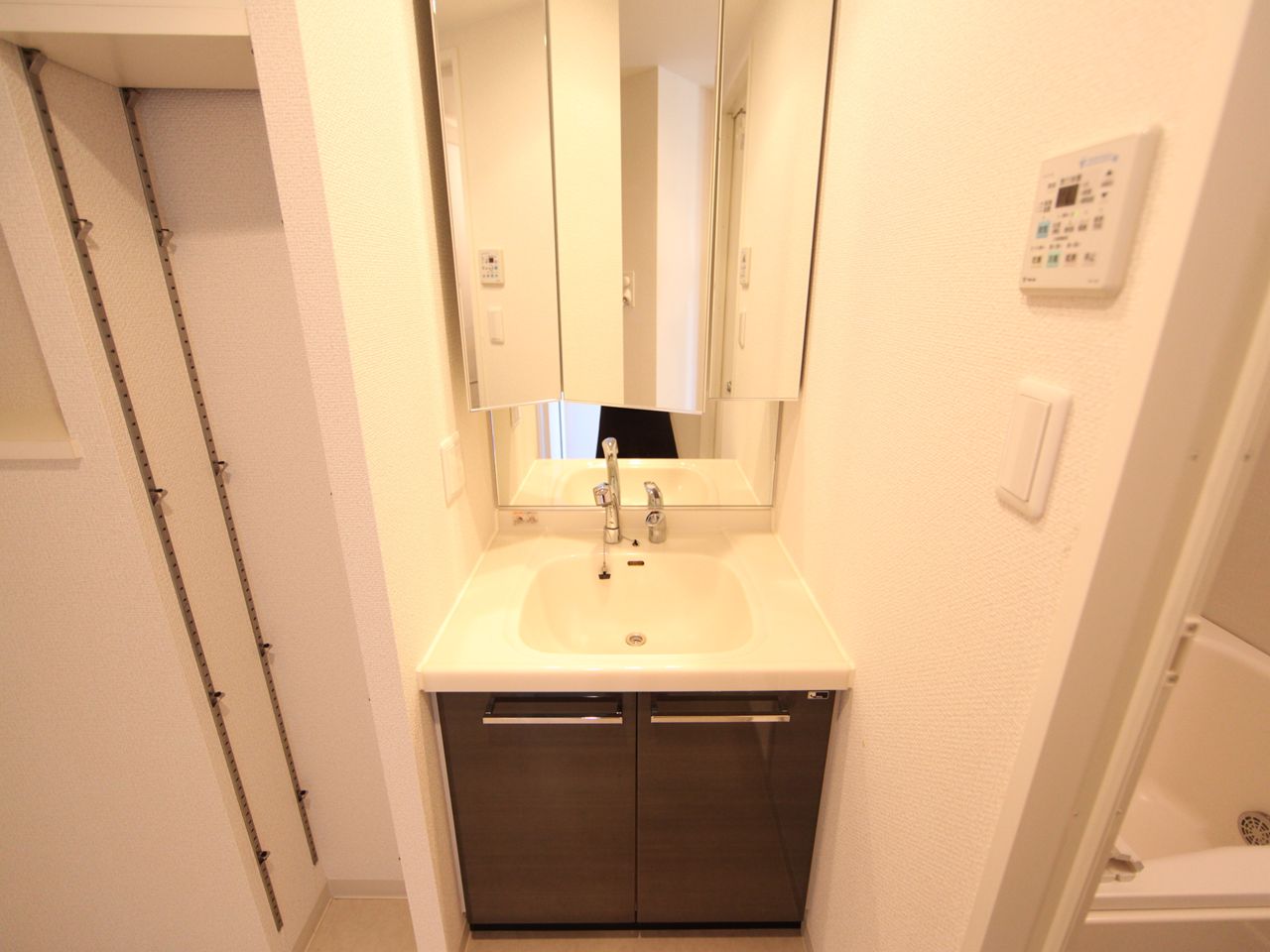 Washroom. Dressing room Independent washbasin (with shampoo dresser) Storage and with shelf