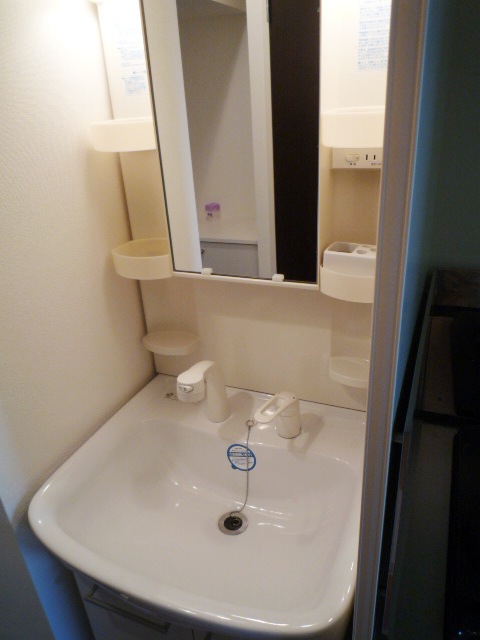 Washroom. Independent wash basin (shampoo dresser)