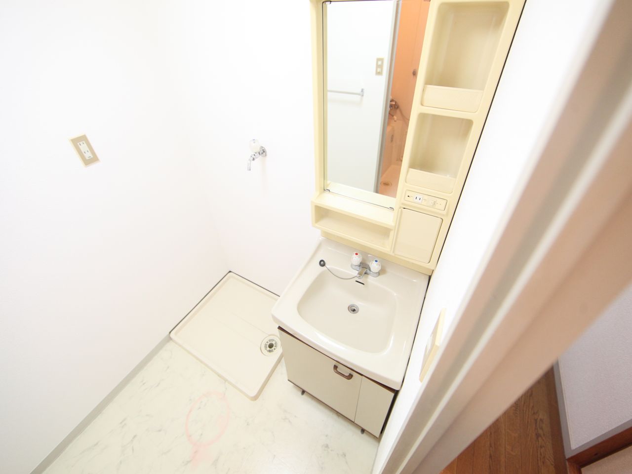 Washroom. Dressing room Independent washbasin You can washing machine available