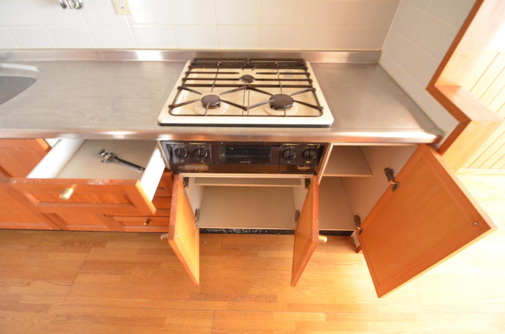 Kitchen. 3-neck gas stove