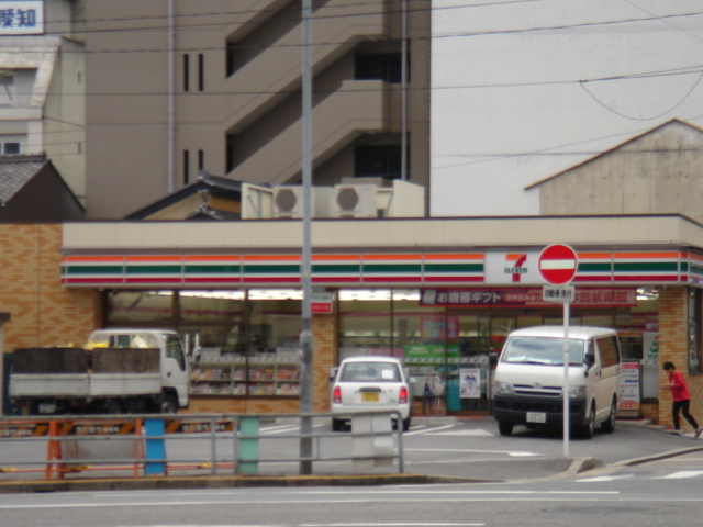 Convenience store. (Convenience store) to 285m