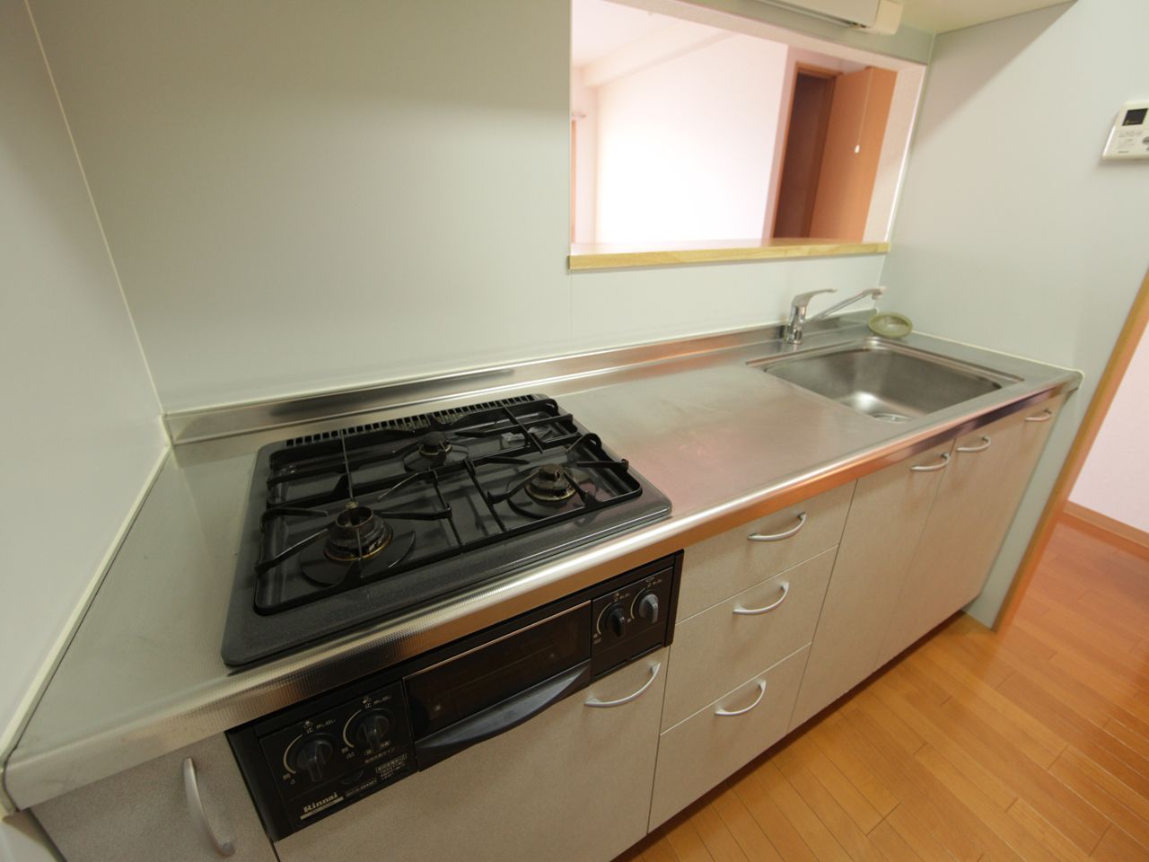 Kitchen. System kitchen (gas three-necked ・ With grill) counter kitchen