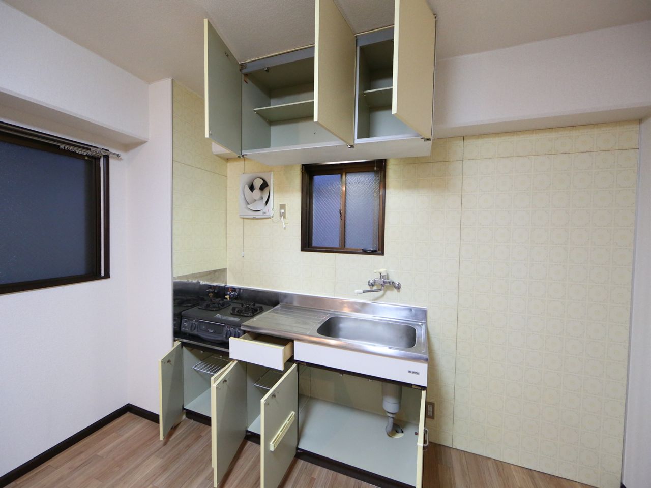 Kitchen. Kitchen (two-burner gas stove installation Allowed) Refrigerator ・ Microwave oven, etc. available OK