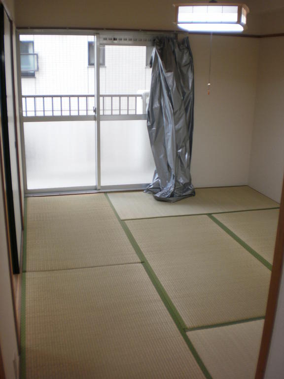 Other room space. Unwind in the tatami room