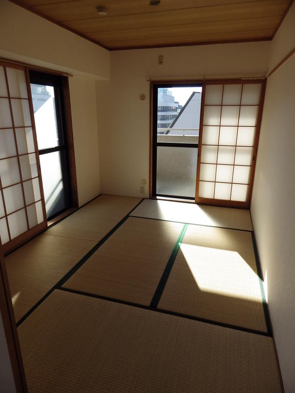 Other room space. Unwind in the tatami room