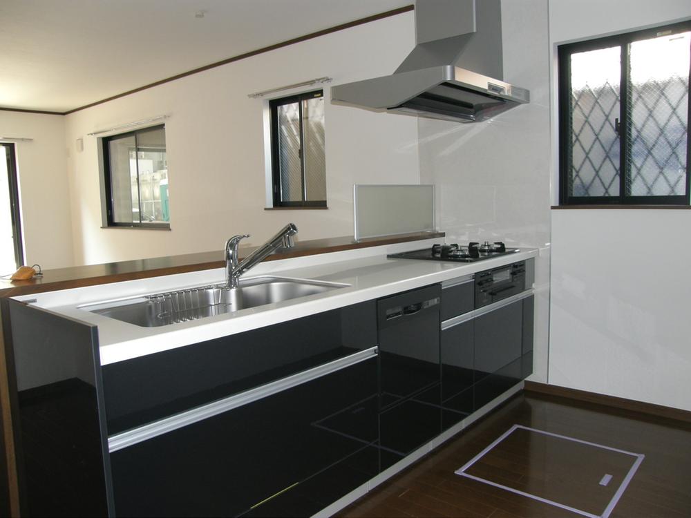Living.  ■ Artificial marble top kitchen  ■ Dishwasher dryer  ■ Glass coat SI stove  ■ Water purifier integrated faucet