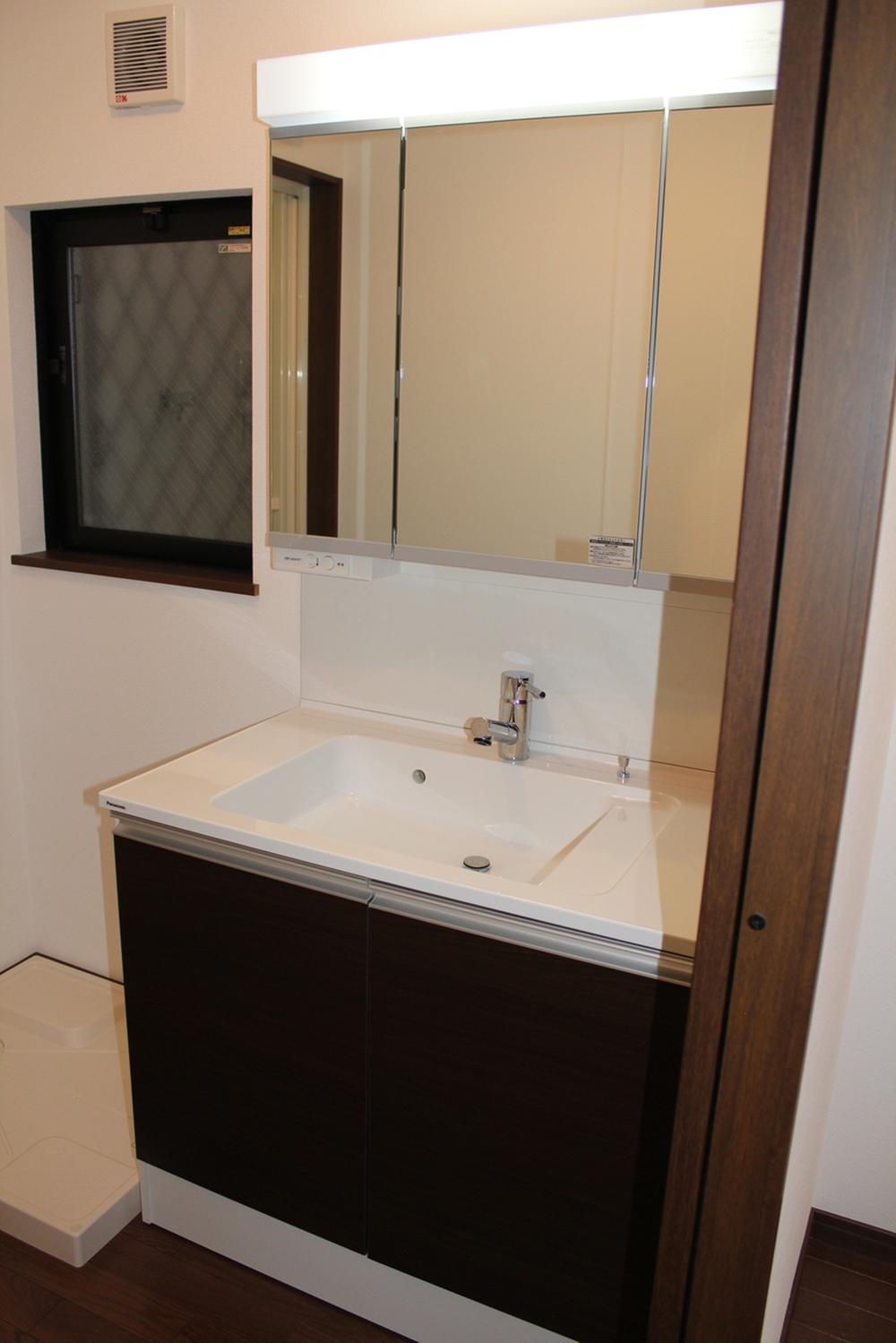 Wash basin, toilet.  ■ W = 900 large shampoo dresser