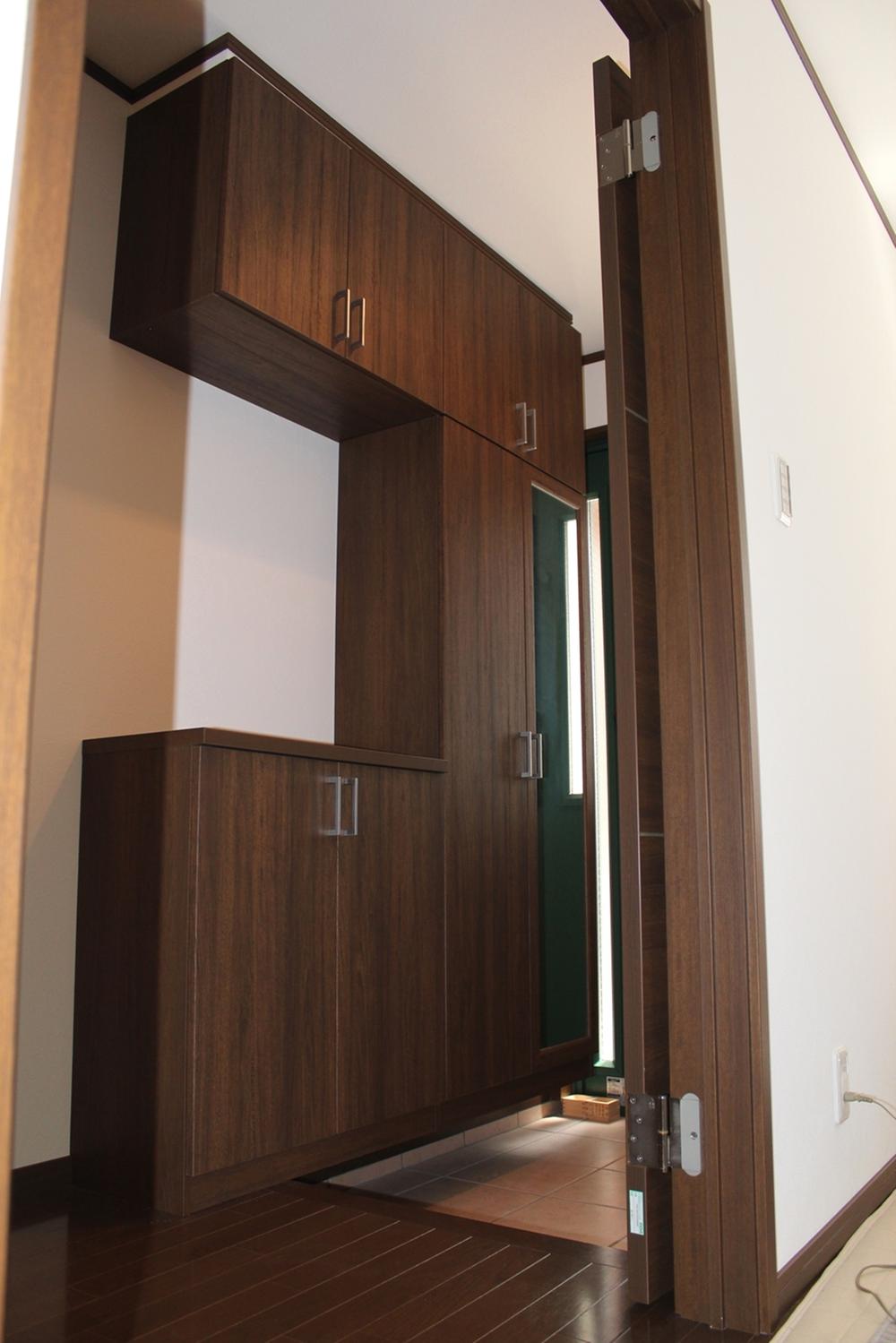 Entrance.  ■ Large mirror with a front door storage (W = 1600)