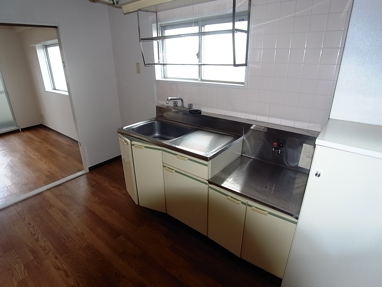 Kitchen. Kitchen (gas two-burner stove installation Allowed) cooking window with with space (ventilation good