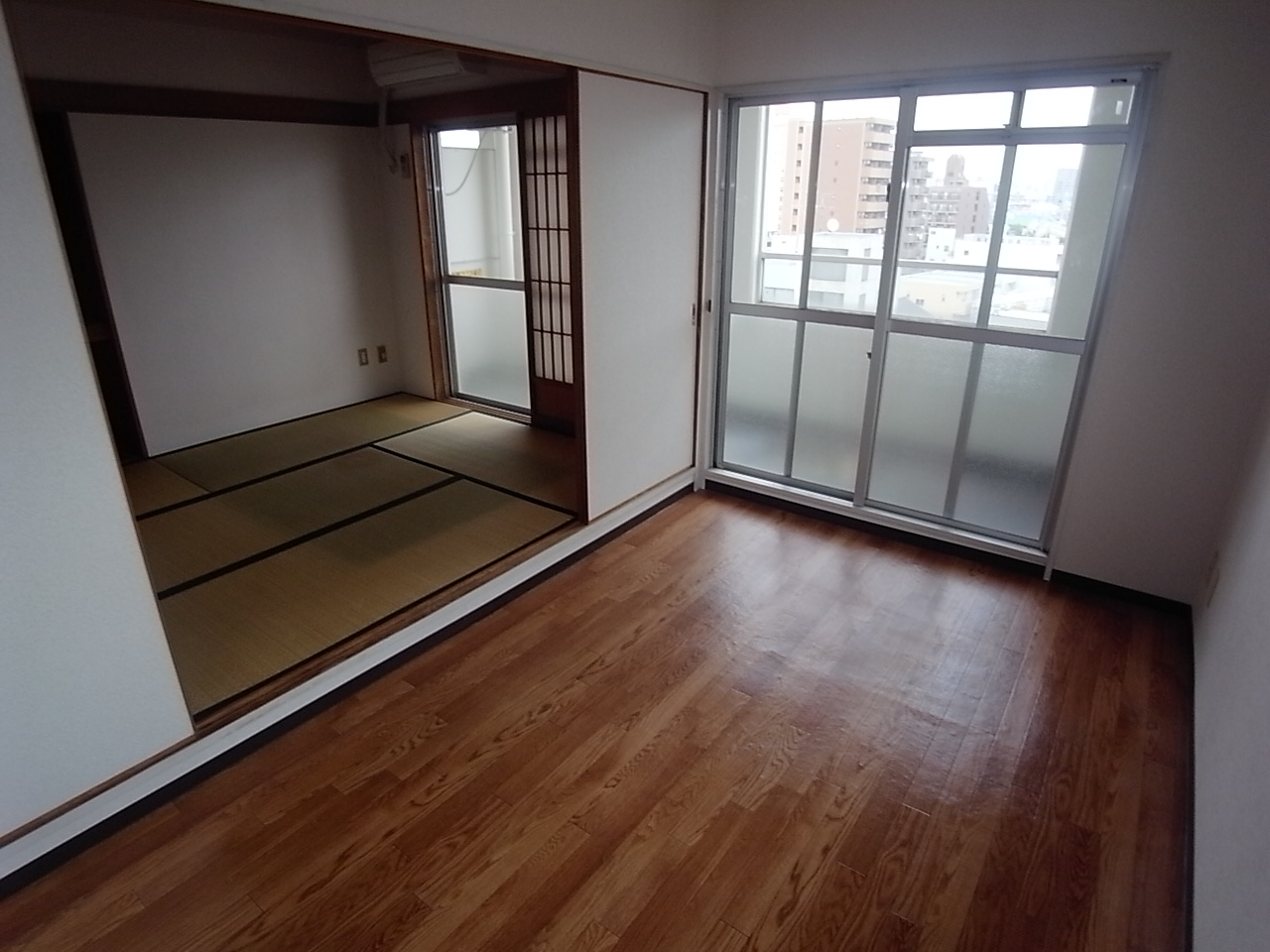 Living and room. Western-style 6 tatami × Japanese-style room 6 quires Air-conditioned
