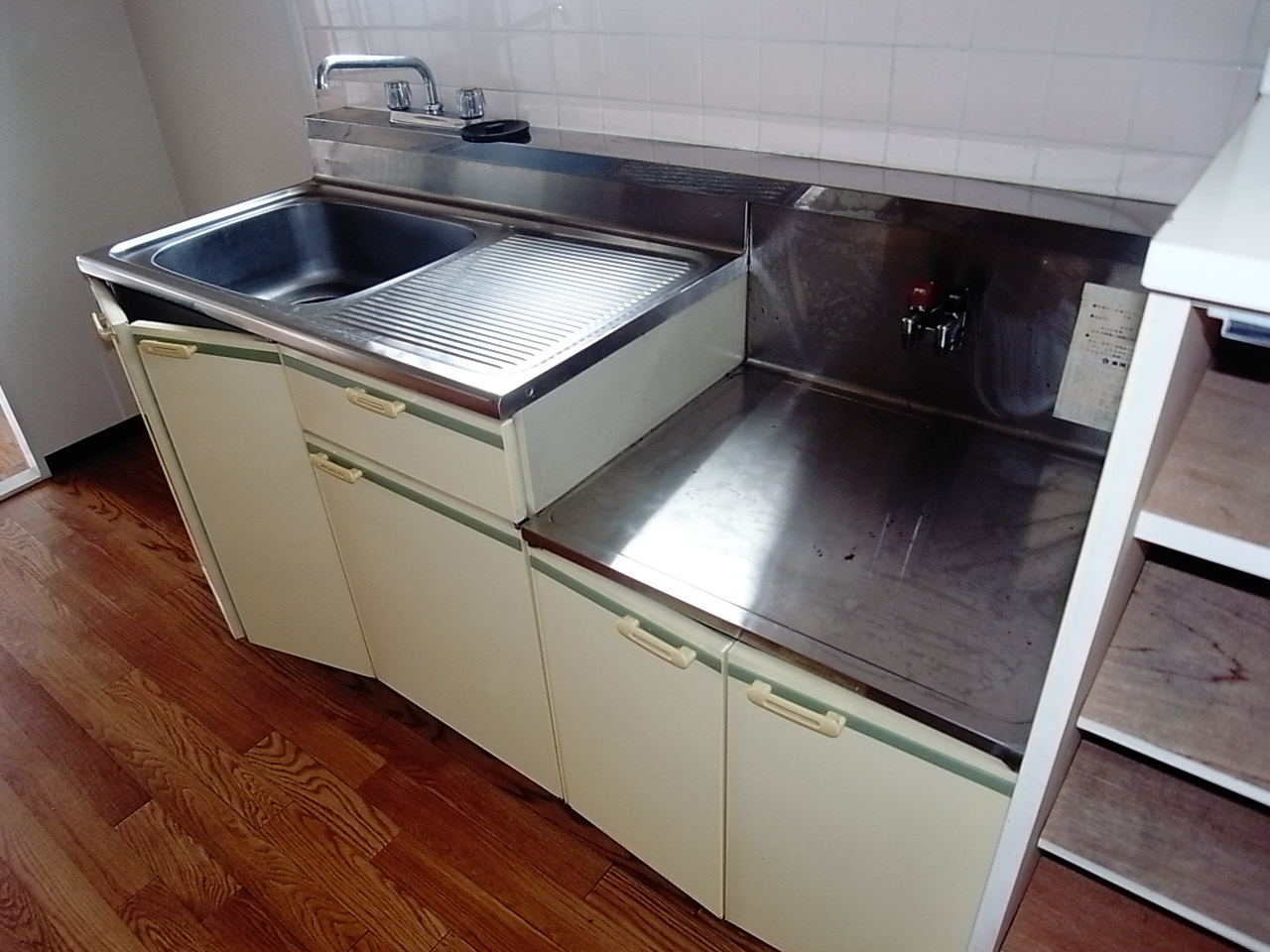 Kitchen. Kitchen (gas two-burner stove installation Allowed) cooking window with with space (ventilation good