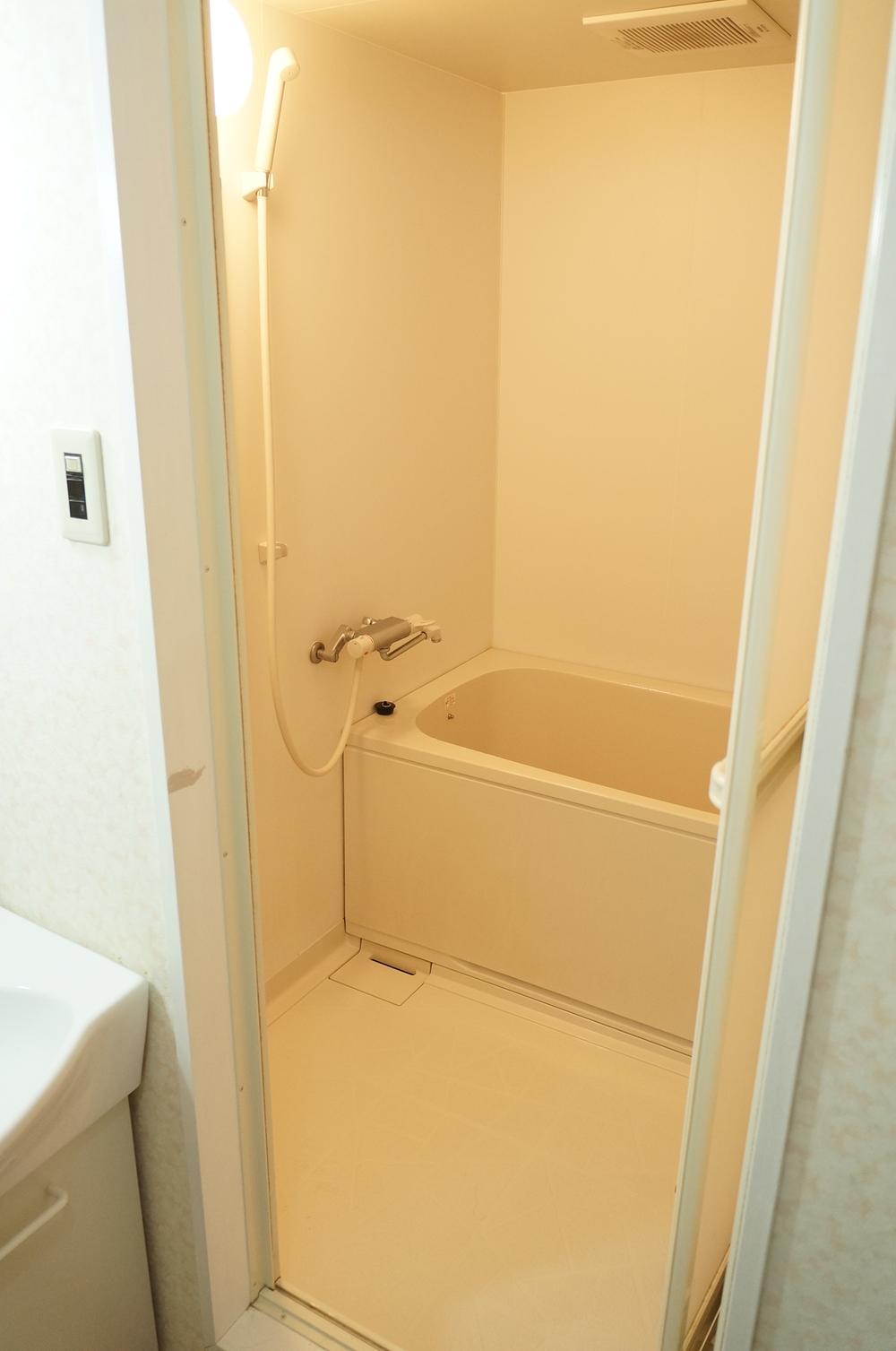 Bathroom. Heisei 22-year renovation completed.
