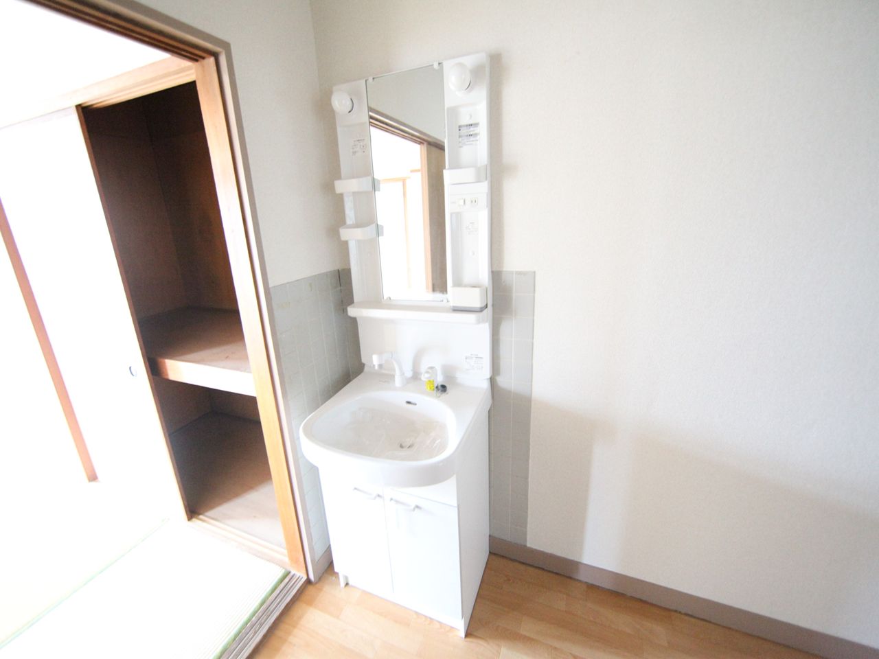 Washroom. Independent washbasin (with shampoo dresser)