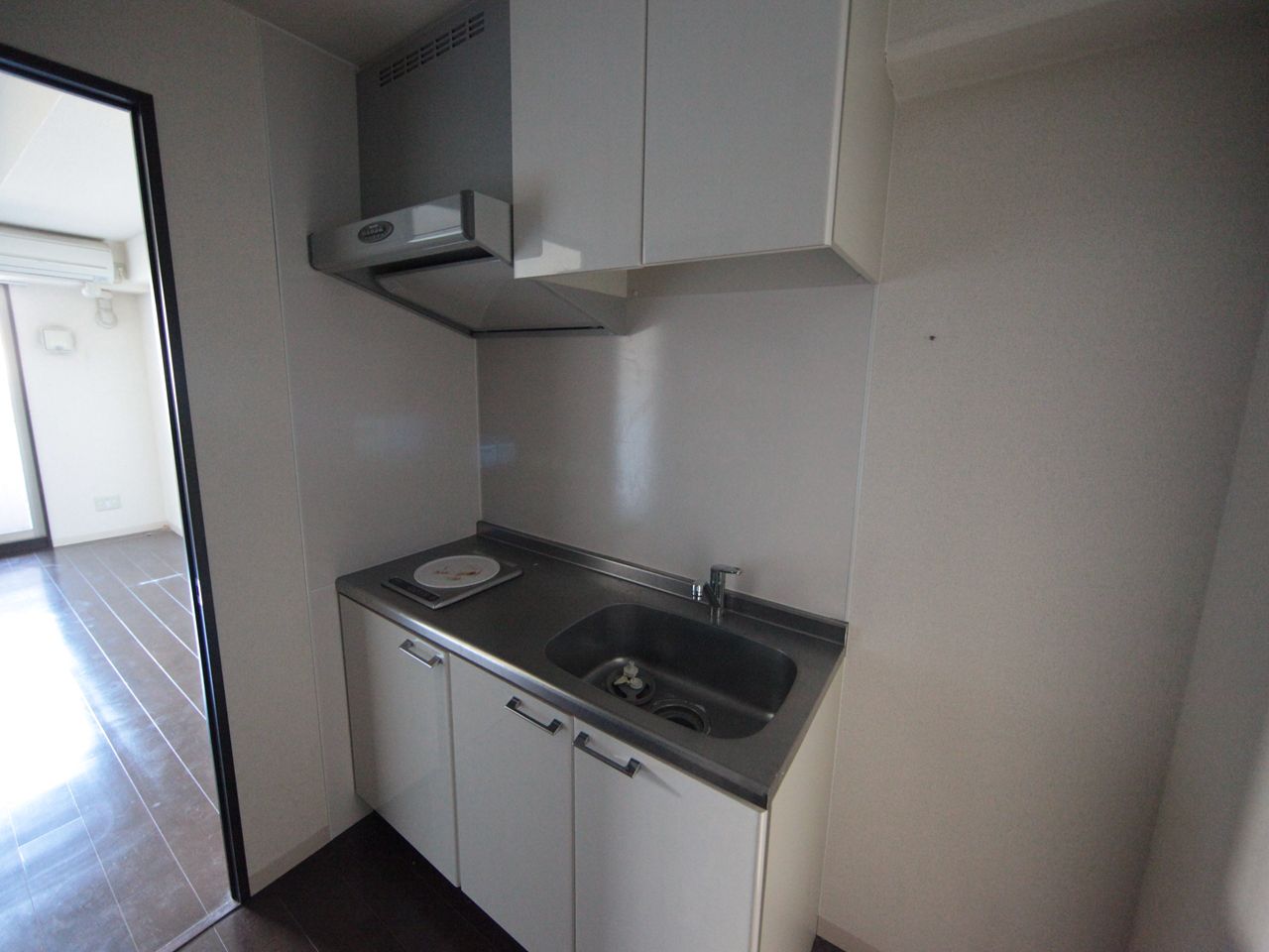 Kitchen. Kitchen (with IH1 neck) Refrigerator ・ Range you can offer