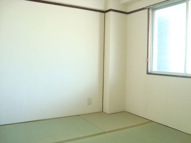 Living and room. Is a Japanese-style room.