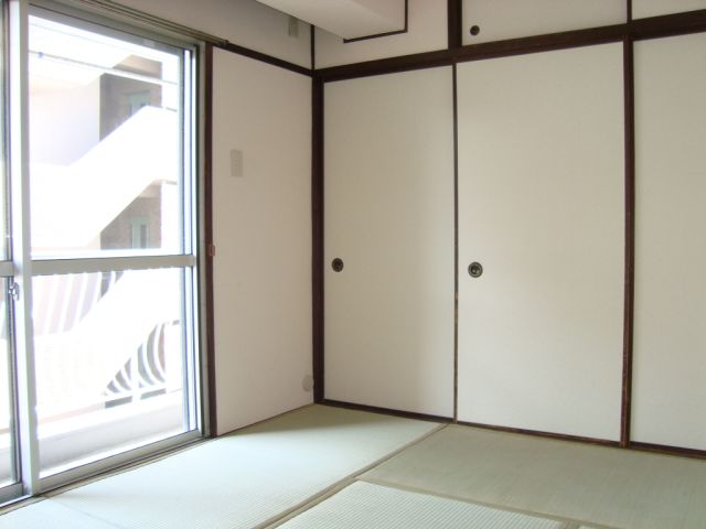 Living and room. Is a Japanese-style room.