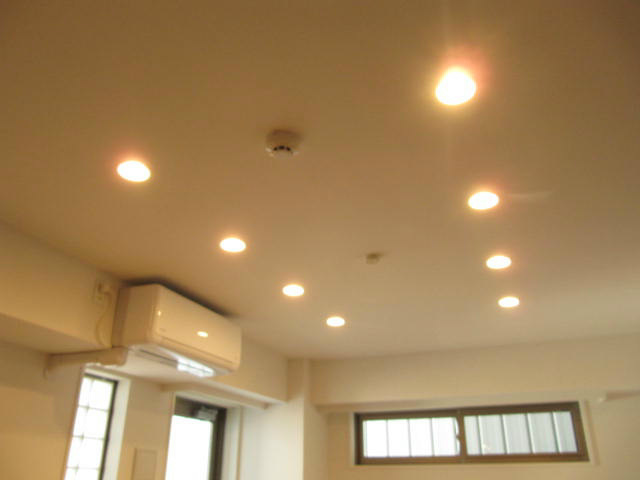 Other Equipment. Ceiling spotlights