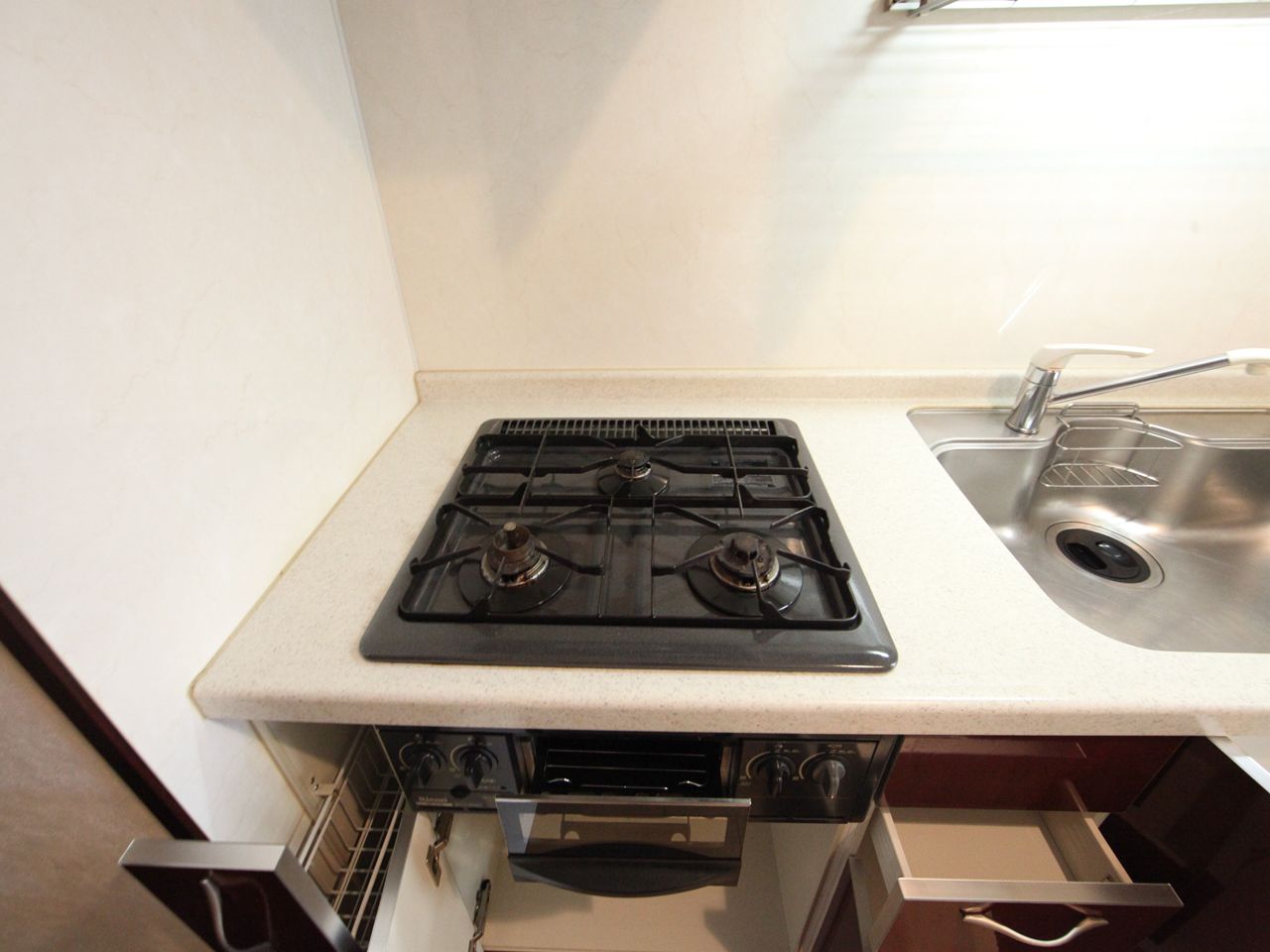 Kitchen. System kitchen (gas three-necked ・ With grill)