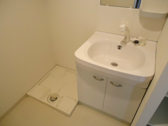 Washroom. Wash basin ・ Laundry Area