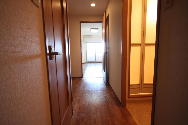 Other room space. Corridor as seen from the entrance side