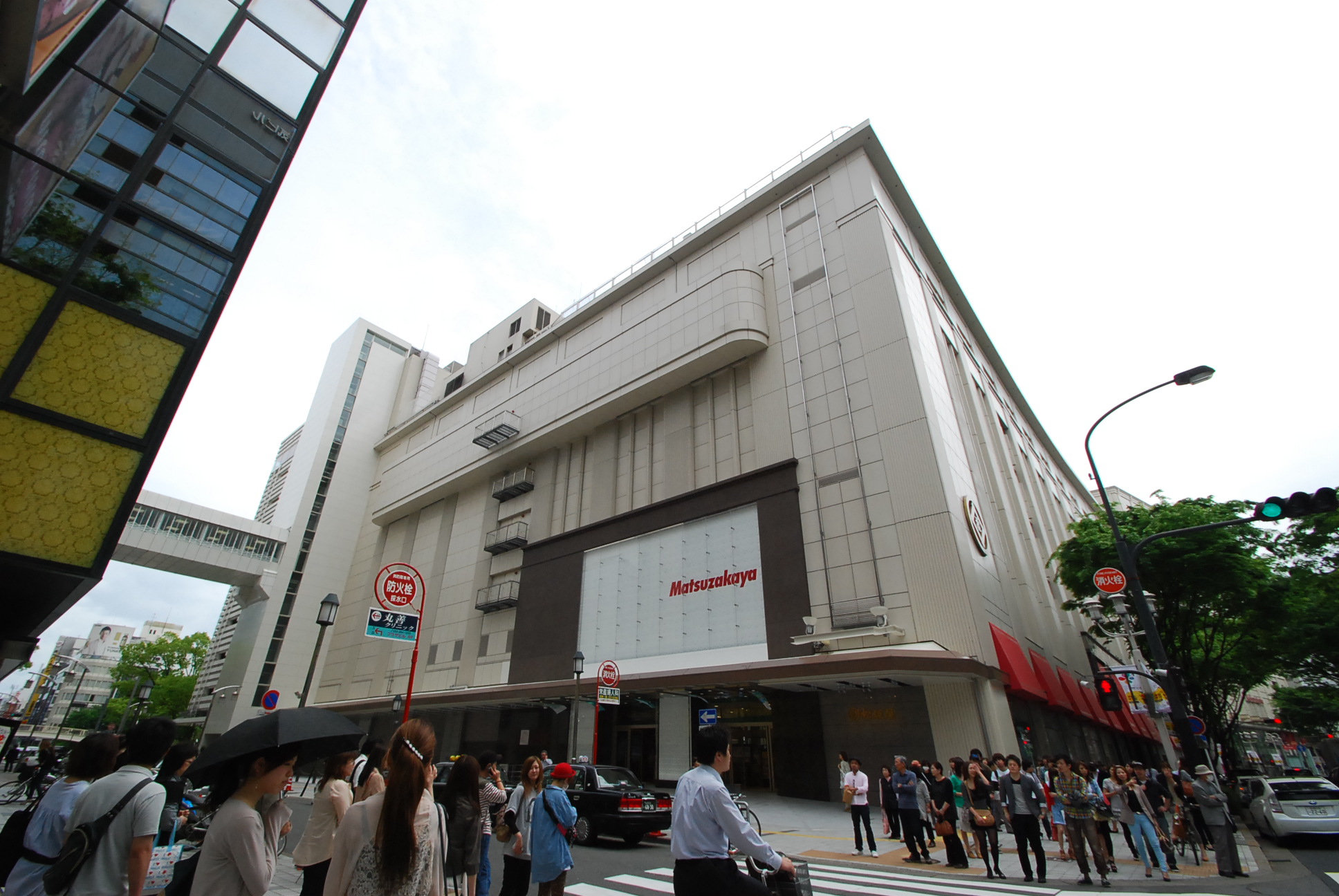 Shopping centre. Matsuzakaya until the (shopping center) 374m