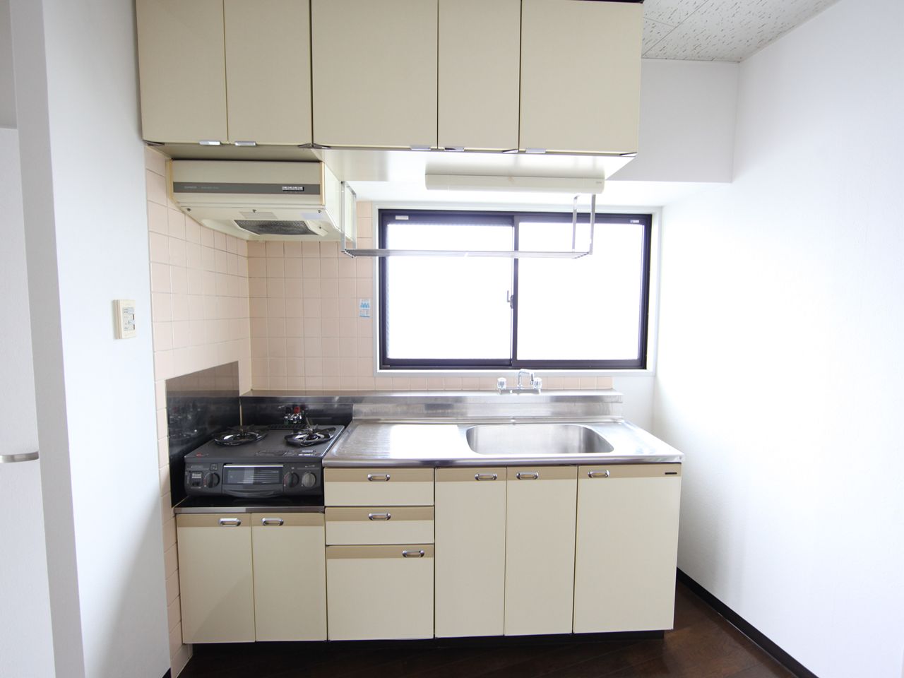 Kitchen. Kitchen (gas two-burner stove ・ Grill installation was) with a window (ventilation good