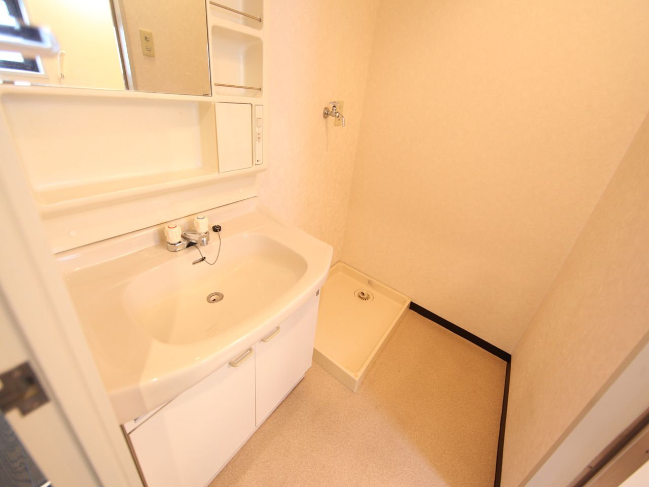 Washroom. Dressing room Independent washbasin You can washing machine available