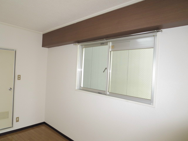 Other room space. With corner room small window