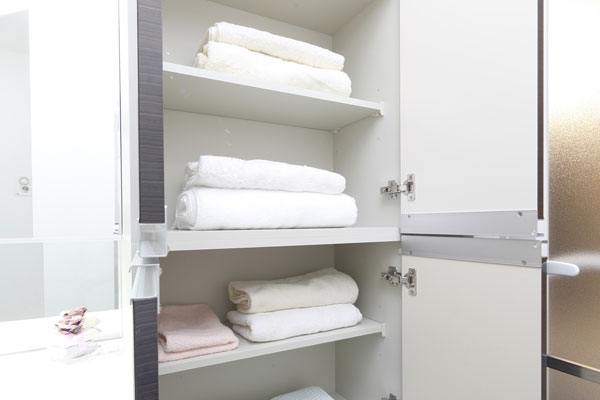 Bathing-wash room.  [Linen cabinet] It established the high basin of vanity and coordinated interior of linen cabinet. You like can plenty of storage bath towel (same specifications)