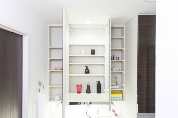 Bathing-wash room.  [Three-sided mirror rear storage] Since storage space is provided on the back side of the triple mirror, You can clean and tidy, such as toiletries and cosmetics (same specifications)