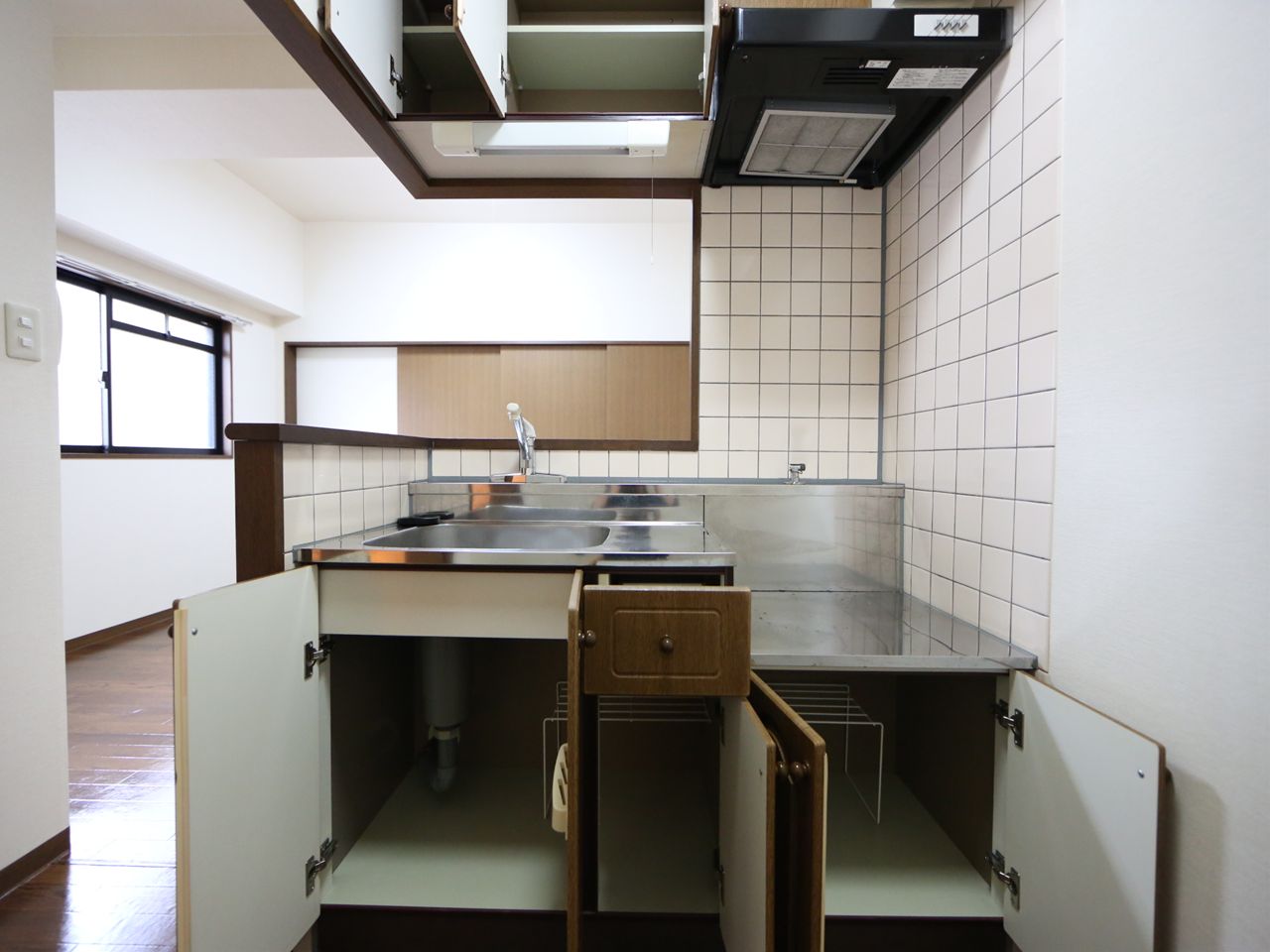 Kitchen. Counter kitchen (gas two-burner stove installation Allowed)