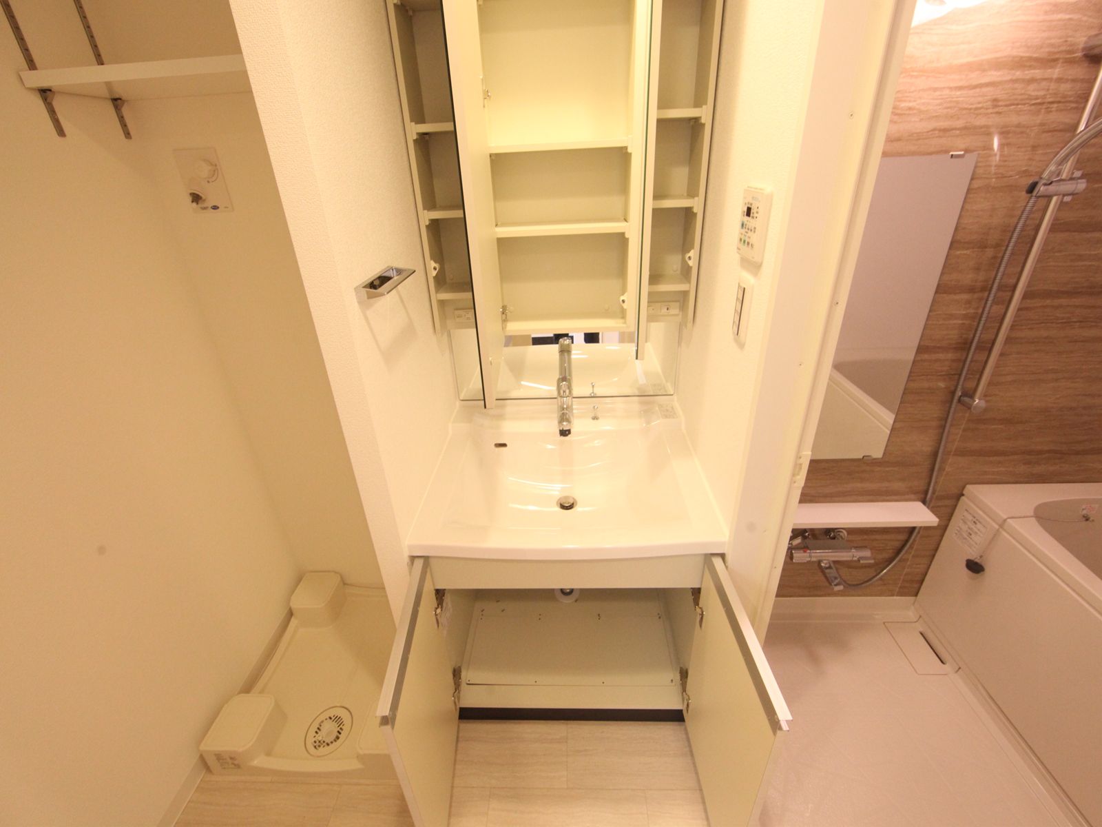 Washroom. Dressing room Independent wash basin can be prepared (shampoo dresser) washing machine