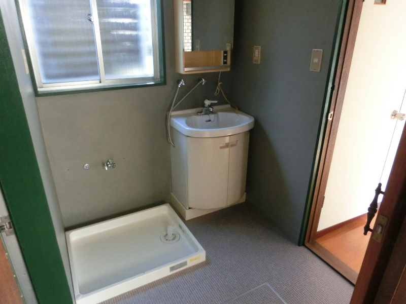 Washroom. Laundry Area