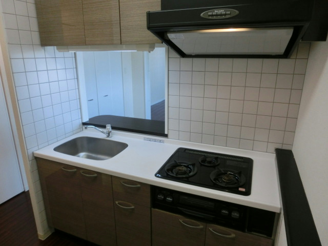 Kitchen. 3-burner stove ・ System kitchen (with grill)