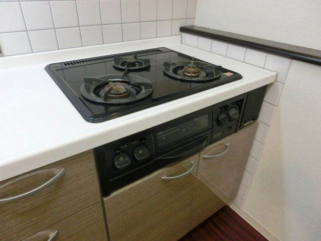 Kitchen. 3-burner stove