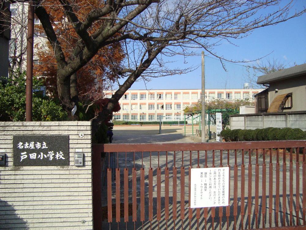 Primary school. 586m until Toda elementary school