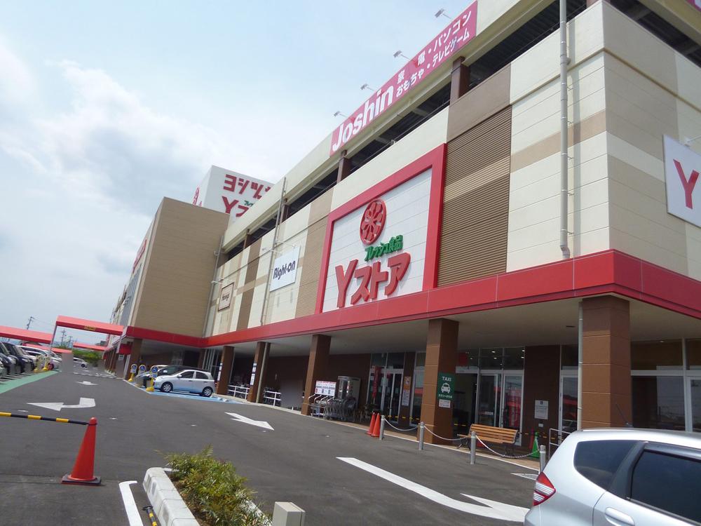 Shopping centre. Yoshidzuya is JR Kanie until Ekimae 1840m still new and clean complex shopping facilities