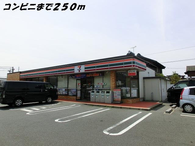 Convenience store. 250m to Seven-Eleven (convenience store)