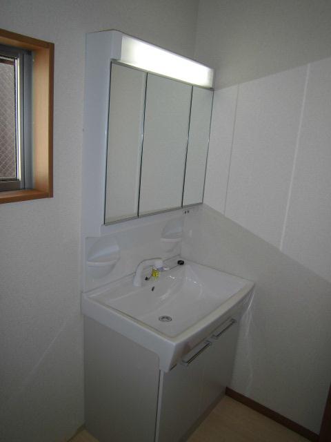 Wash basin, toilet.  ◆ Three-sided mirror Shampoo dresser
