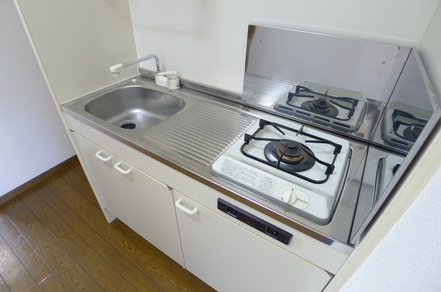 Kitchen. It is a mouthful system kitchen with a stove ☆ Cutting board space is also available! 