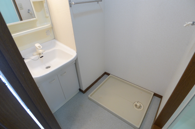 Washroom. There spacious basin dressing room ☆ This is useful when you visitors, such as your friends! 