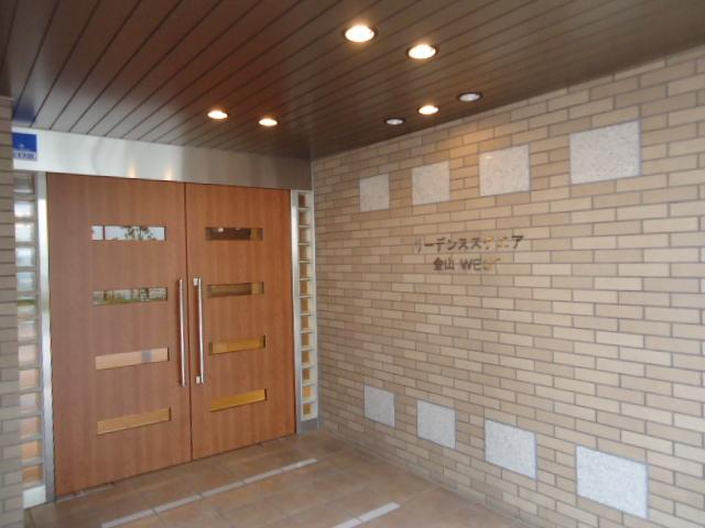 Entrance. Common areas