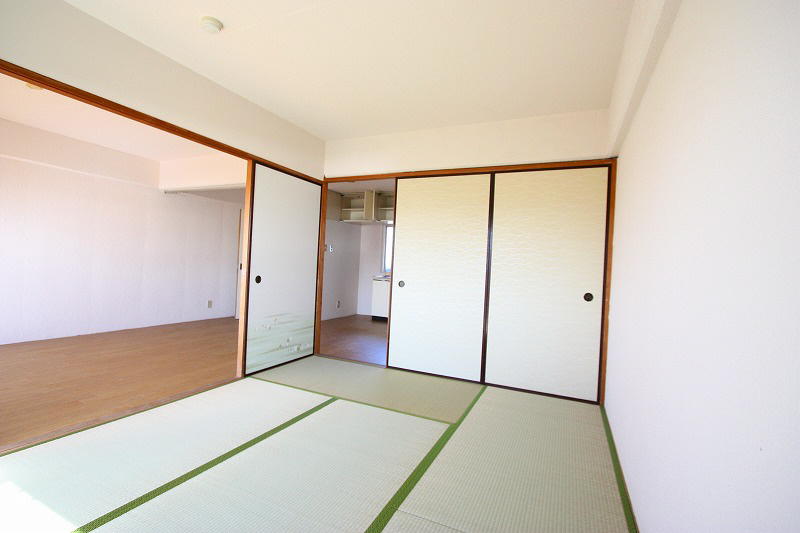 Living and room. I think you calm the Japanese-style room