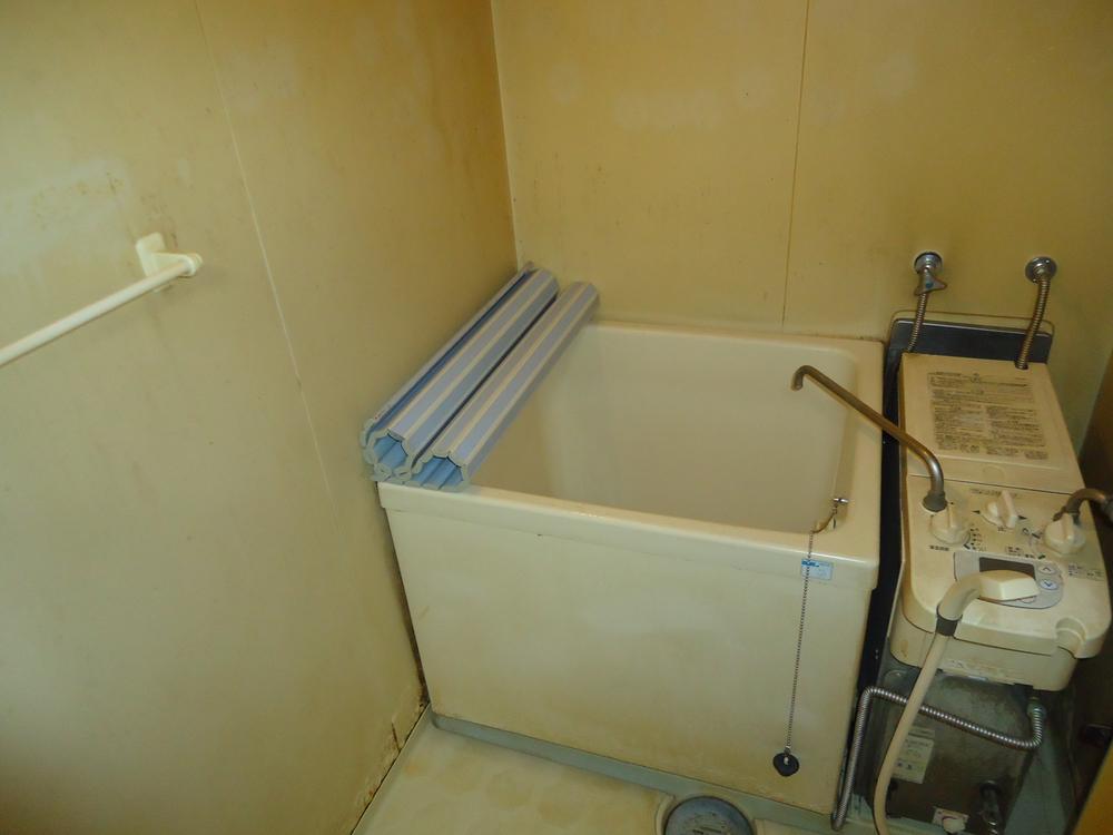 Bathroom. Indoor (12 May 2013) Shooting