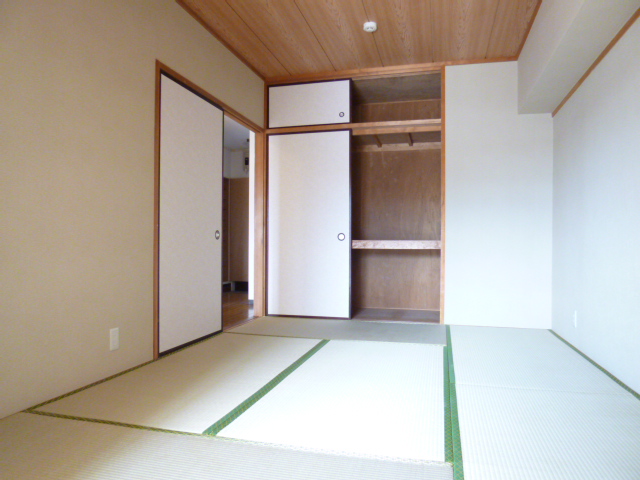 Living and room. But it is also good for Japanese-style rumbling