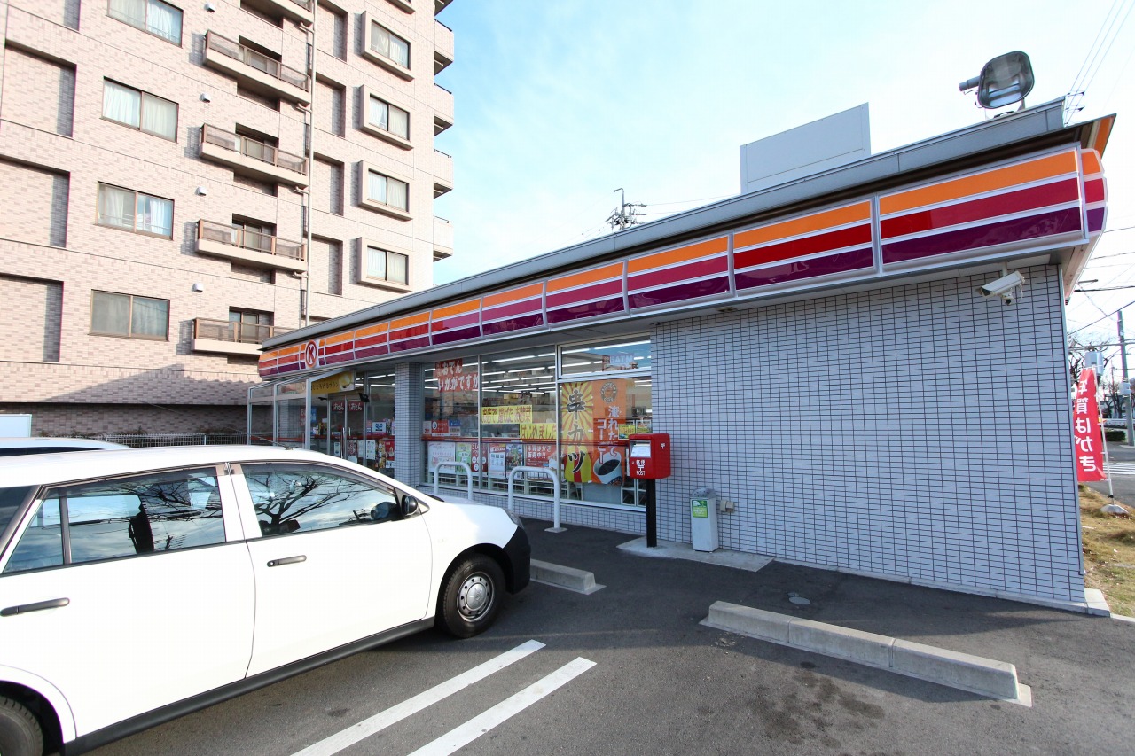 Convenience store. Seven-Eleven (convenience store) to 350m