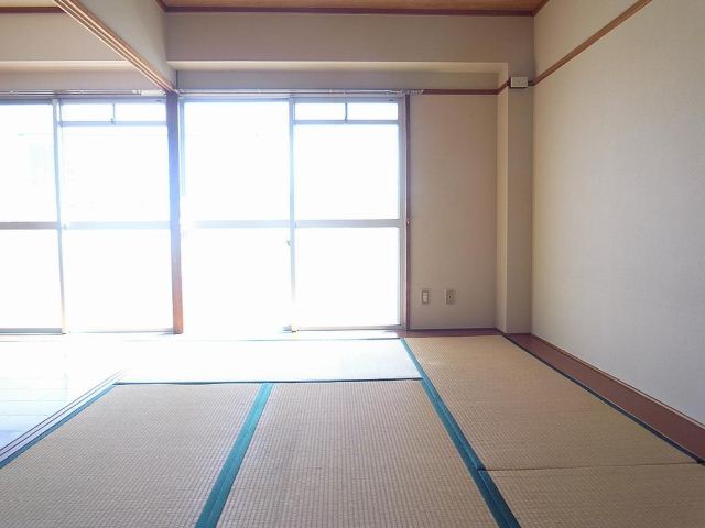 Living and room. Why do not you spacious with warm Japanese-style.