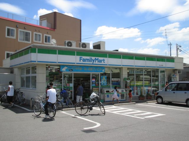 Convenience store. 600m to Family Mart (convenience store)